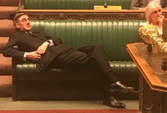 英国下议院激烈辩论，他销魂的坐姿亮了