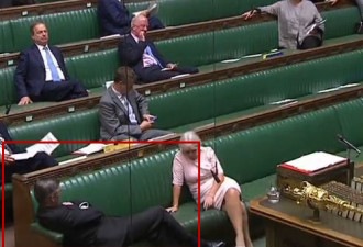 英国下议院激烈辩论，他销魂的坐姿亮了