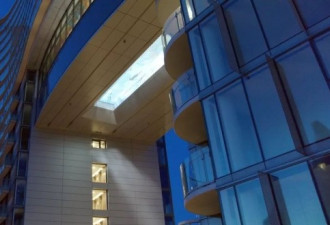 悬空在20层楼高的玻璃底游泳池敢挑战不