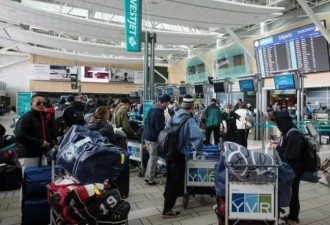 中国留学生被困机场！买了票却不让登机！