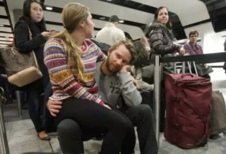 中国留学生被困机场！买了票却不让登机！