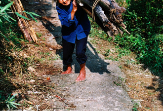 桂林百岁老妇赤脚干活 背柴上下山如履平地