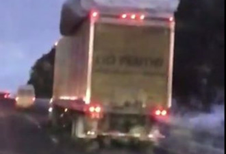 网友实拍：货车顶着至少30厘米积雪开上高速