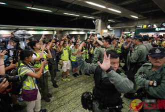 香港动态：媒体人阻挠港铁关闭车站 与警方冲突