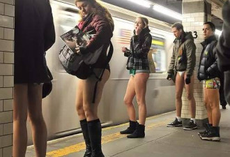 纽约地铁无裤日又来袭 寒冬里看小裤裤狂欢！