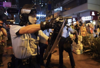 对抗升级：传香港警方拿手枪瞄准示威者