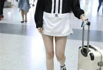 马蓉现身机场一身名牌秀身材，却被大粗腿抢镜