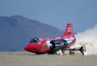 美国飞车女王测试高速赛车遇难 时速达778公里