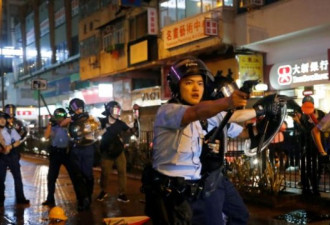 荃湾对峙 香港警方首次开枪并动用水炮