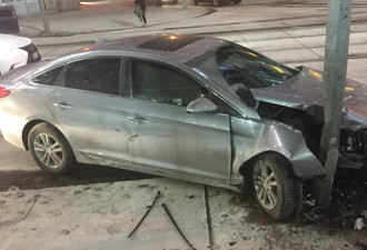 多伦多市中心车祸 司机驾车失控撞电杆