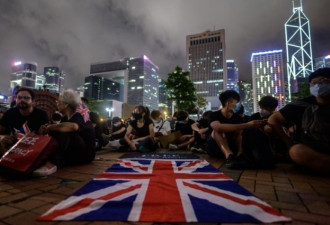 香港又有人打英美国旗！忘了早被打脸？
