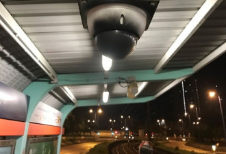 示威者把单车挂上电缆 港铁：列车可能高速出轨