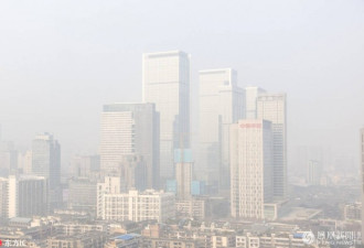连续多天重度污染 在雾霾里“消失”的成都