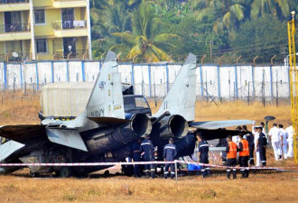 印度米格-29K舰载机冲出跑道 彻底报废