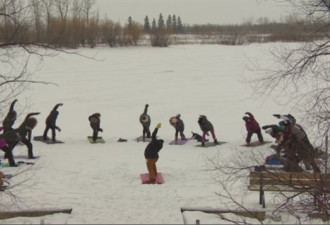 加拿大人不愧是北方人，零下20度冰上练瑜伽