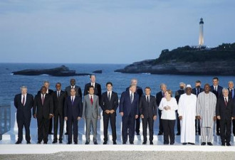 G7峰会领导人大合影曝光 英国首相孤独靠边站