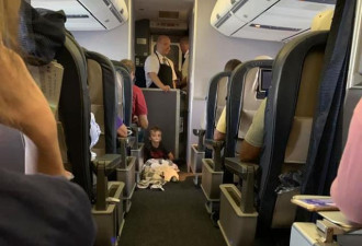 自闭症男孩飞机上崩溃 机组人员和乘客暖心对待