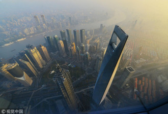 在上海632米的“中国之巅”观看新年首个日出