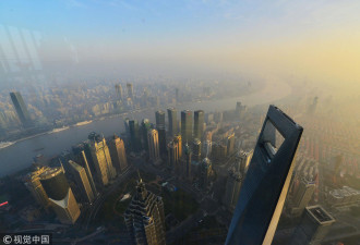 在上海632米的“中国之巅”观看新年首个日出