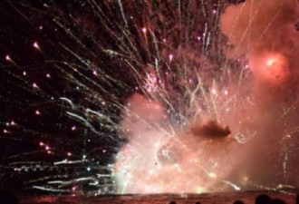 澳洲新年烟火“意外乱喷” 千人沙滩逃生