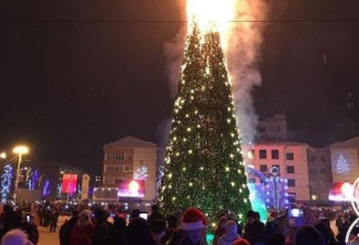 俄罗斯庆祝新年 这棵25米高的新年树真的火了