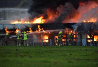 英国一14岁少年火烧学校 大火烧了一天多