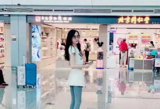 萧蔷机场 白色露脐T恤配百褶裙少女感十足