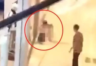 深圳知名商场内一裸男摁倒女顾客,警方称其神病