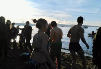 组图：温哥华千人北极熊冬泳迎新年 你去了吗？