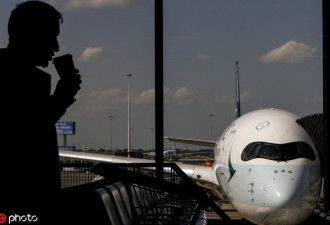 机上氧气瓶遭排气，国泰航空机组人员被停职