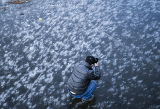 北京奥林匹克公园冰面出现龙吐泡奇观