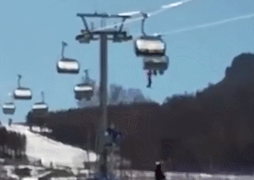 张家口：一小孩从缆车上坠落，然后继续滑雪