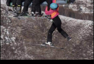 张家口：一小孩从缆车上坠落，然后继续滑雪