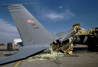愚蠢失误致飞机炸成麻花 美军公开事故照片