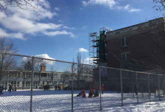 多伦多市中心小学装修 建筑材料砸中小女孩