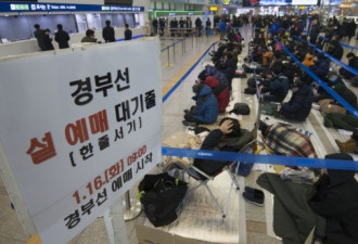 韩国春运火车票预售 民众打地铺熬夜抢票