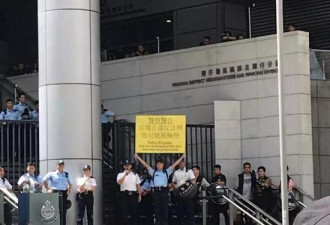 香港警方今天布置5000警力 黄之锋黎智英现身