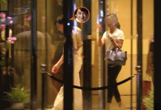 成龙深夜与某性感美女碰头，酒店亲密贴脸问候