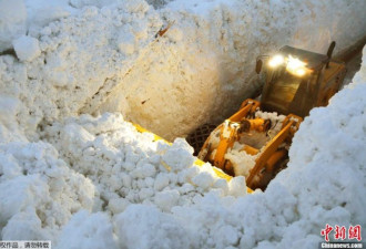 小镇遭雪崩袭击 救援挖出数米高”雪墙”