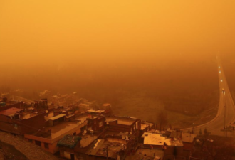 土耳其遭受沙尘暴袭击 城市成了“废土世界”