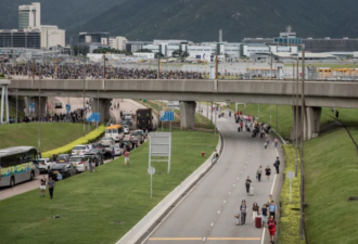 香港再次爆发骚乱 抗议者封堵机场乘客叫苦连天