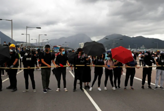香港再次爆发骚乱 抗议者封堵机场乘客叫苦连天