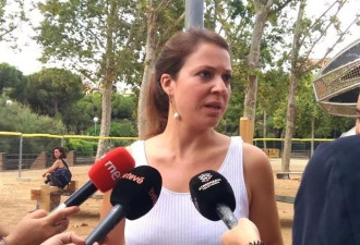 巴塞罗那允许女性泳池露上半身，阻拦就是歧视