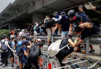9月1日香港民众机场示威  防暴警察清场