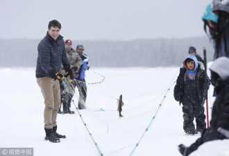 加拿大总理杜鲁多冒雪与学校师生体验冰钓