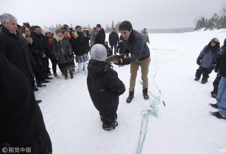 加拿大总理杜鲁多冒雪与学校师生体验冰钓