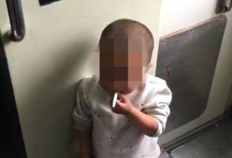 4岁男童列车上“熟练”抽烟 惊动乘警