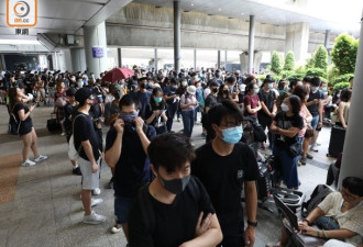 香港示威者又阻机场，有人用激光笔射向职员