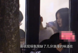 柳岩与男子深夜聚会逛街，坐街边闲聊单独看展