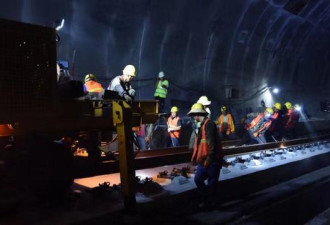 厉害了！中国高铁最大溶洞隧道玉京山隧道铺通